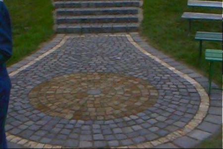 Bazalt kiskockakő mezőben fűrészelt homokkő kiskocka kör-körös mintában